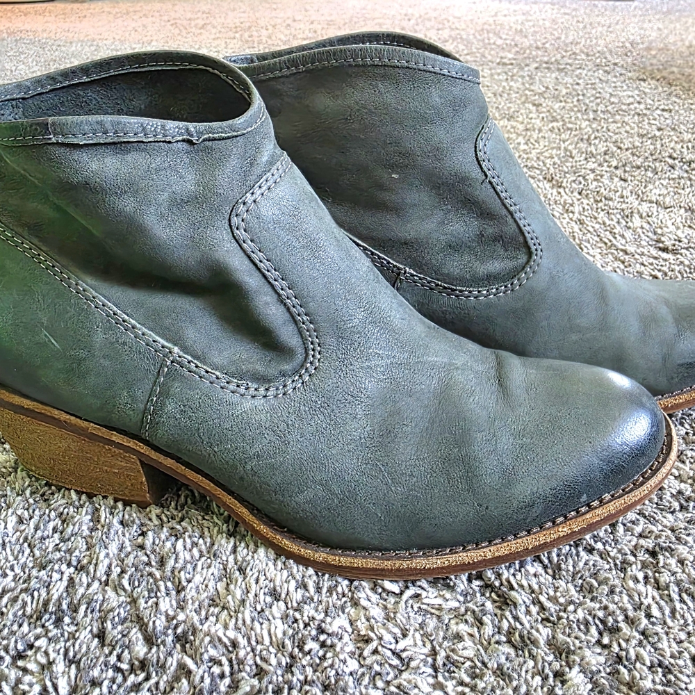 Sofft Olive Green Ankle Bootiwith Sleek Design